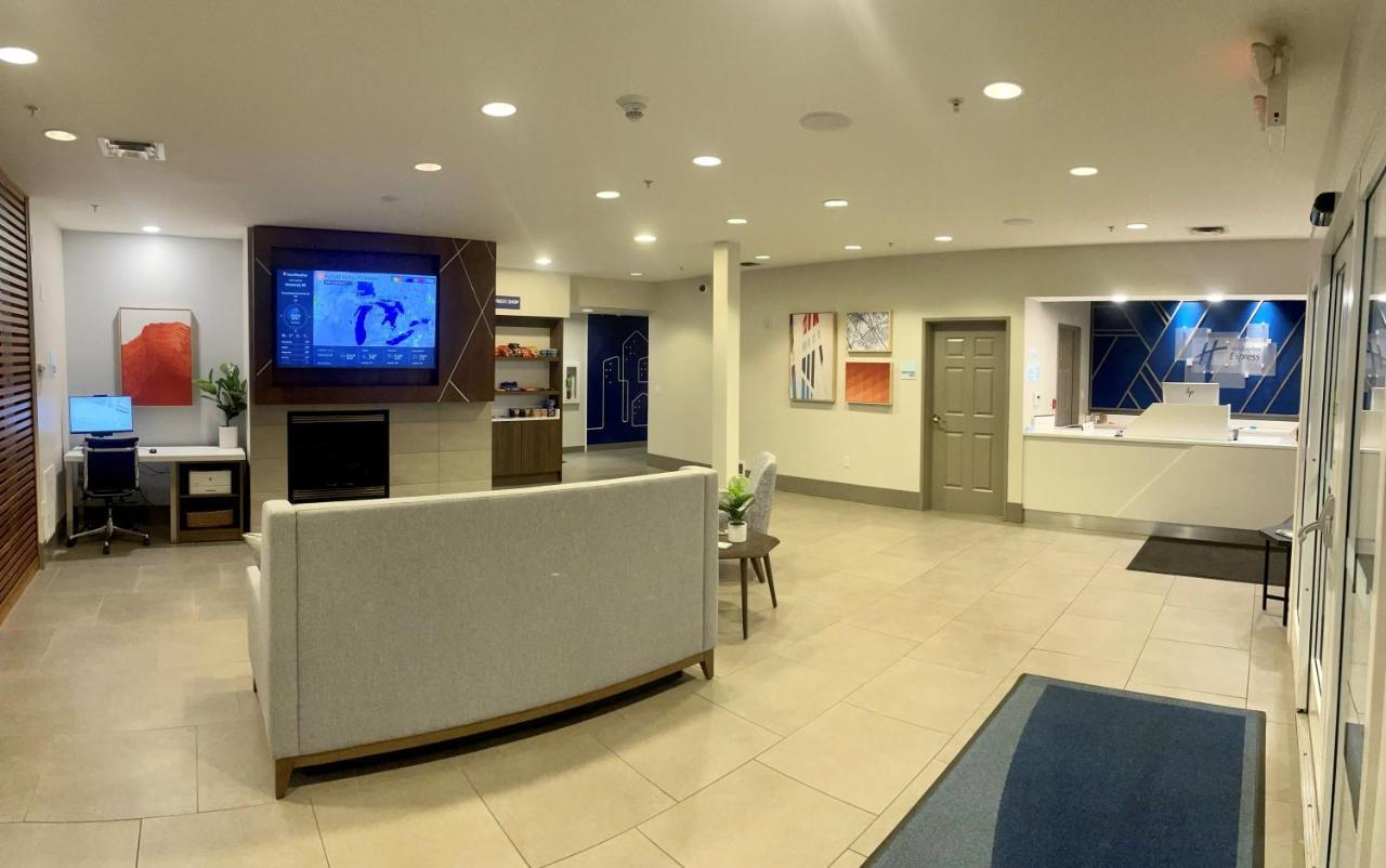 Holiday Inn Express & Suites Marquette By Ihg Eksteriør billede